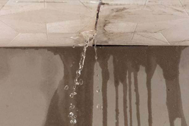 Professional Flood Damage Cleanup technician working in Como, MS